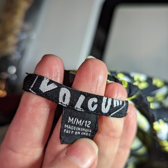 Vintage Volcom Tank, M/12 Excellent condition Black w/ Yellow/White/Gray Flowers - Picture 3 of 4